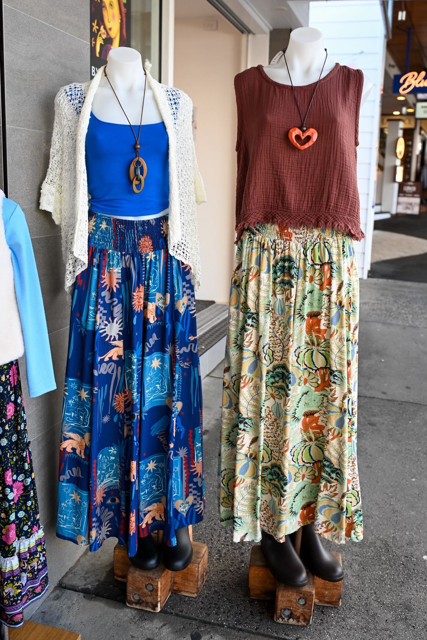 Two mannequins display MilaMeli Byron Pant Agave Greens.